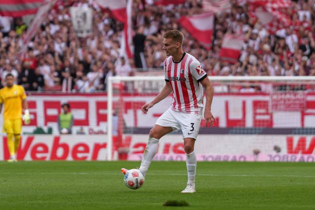 Philipp Lienhart (SC Freiburg, 03) am Ball , Deutschland, Fussball, 1. Bundesliga, 3.Spieltag, 2025 2026, SC Freiburg vs. VfB Stuttgart, 13.09.2025, Europa-Park Stadion, Freiburg, Deutschland DFL REGULATIONS PROHIBIT ANY USE OF PHOTOGRAPHS AS IMAGE SEQUENCES AND OR QUASI-VIDEO. Freiburg Europa-Park Stadion Baden-Württemberg Deutschland Copyright: xArnexAmbergx