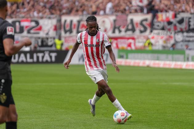 Jordy Makengo (SC Freiburg, 33) <am Ball , Deutschland, Fussball, 1. Bundesliga, 3.Spieltag, 2025 2026, SC Freiburg vs. VfB Stuttgart, 13.09.2025, Europa-Park Stadion, Freiburg, Deutschland DFL REGULATIONS PROHIBIT ANY USE OF PHOTOGRAPHS AS IMAGE SEQUENCES AND OR QUASI-VIDEO. Freiburg Europa-Park Stadion Baden-Württemberg Deutschland Copyright: xArnexAmbergx