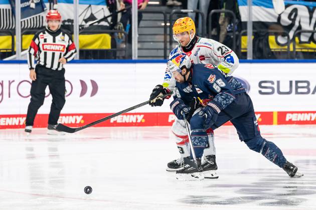 Kampf um den Puck Zweikampf zwischen Max Goertz (Fischtown Pinguins Bremerhaven, 23) und Fabio Wagner (EHC Red Bull Muenchen, 55) GER, EHC Red Bull Muenchen vs. Fischtown Pinguins Bremerhaven, Eishockey, DEL, 2. Spieltag, Saison 2025 2026, 14.09.2025. GER, EHC Red Bull Muenchen vs. Fischtown Pinguins Bremerhaven, Eishockey, DEL, 2. Spieltag, Saison 2025 2026, 14.09.2025. Muenchen Copyright: xEibner-Pressefoto HeikexFeinerx EP_HFR