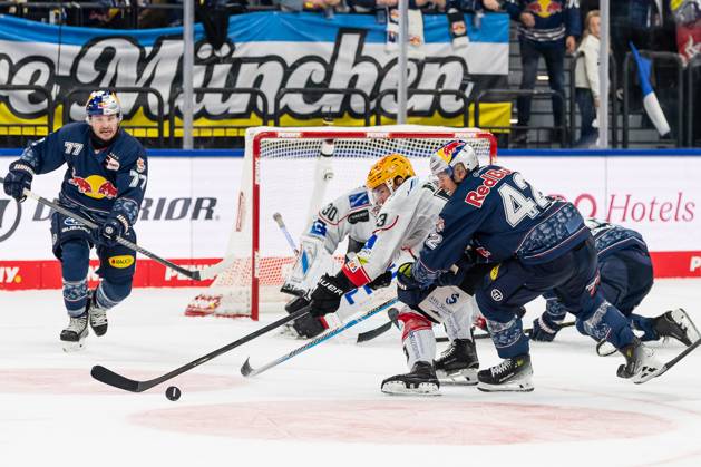 Kampf um den Puck Zweikampf zwischen Maxim Rausch (Fischtown Pinguins Bremerhaven, 53) und Yasin Ehliz (EHC Red Bull Muenchen, 42) GER, EHC Red Bull Muenchen vs. Fischtown Pinguins Bremerhaven, Eishockey, DEL, 2. Spieltag, Saison 2025 2026, 14.09.2025. GER, EHC Red Bull Muenchen vs. Fischtown Pinguins Bremerhaven, Eishockey, DEL, 2. Spieltag, Saison 2025 2026, 14.09.2025. Muenchen Copyright: xEibner-Pressefoto HeikexFeinerx EP_HFR