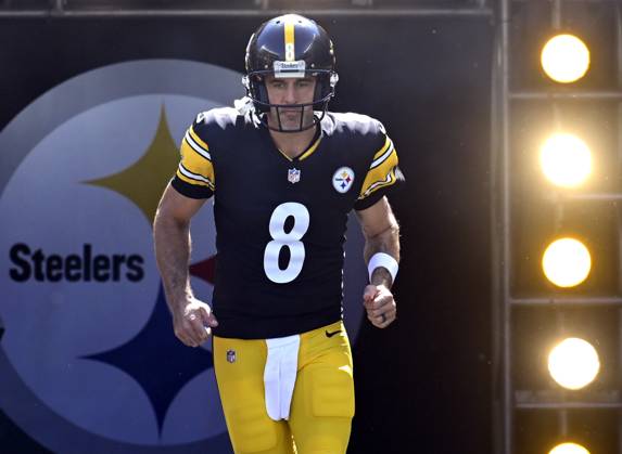 Pittsburgh Steelers quarterback Aaron Rodgers (8) runs on to the field during team introduction at the Pittsburgh Steelers home opener against the Seattle Seahawks at Acrisure Stadium Sunday, September 14, 2025 in Pittsburgh.  PIT2025091401 ARCHIExCARPENTER