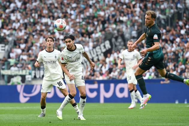 Philipp Sander (Borussia Moenchengladbach), Kevin Diks (Borussia Moenchengladbach), Senne Lynen (Werder Bremen), v.li. 14.09.2025, Fussball 1. Bundesliga, Saison 2025 2026, 3. Spieltag, Borussia Mönchengladbach - SV Werder Bremen 0:4 DFL regulations prohibit any use of photographs as image sequences and or quasi-video Moenchengladbach Borussia Park Nordrhein Westfalen Deutschland