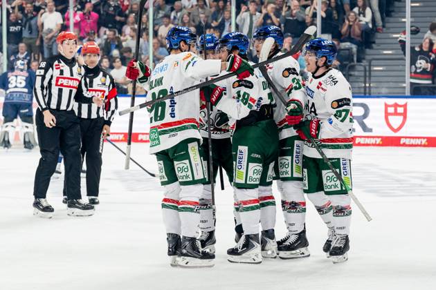 Alexander Blank (Augsburger Panther, 26), Thomas Jordan Trevelyan (Augsburger Panther, 24), Tim Wohlgemuth (Augsburger Panther, 33) und Kyle Mayhew (Augsburger Panther, 27) bejubeln mit Riley Damiani (Augsburger Panther, 19) dessen Tor zum 0:1 GER, EHC Red Bull Muenchen vs. Augsburger Panther, Eishockey, DEL, 3. Spieltag, Saison 2025 2026, 19.09.2025. GER, EHC Red Bull Muenchen vs. Augsburger Panther, Eishockey, DEL, 3. Spieltag, Saison 2025 2026, 19.09.2025. Muenchen Copyright: xEibner-Pressefoto HeikexFeinerx EP_HFR