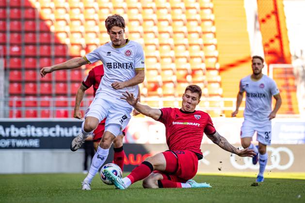 Fussball - 3. Liga - FC Ingolstadt 04 - SV Wehen Wiesbaden - 20.09.25, Jonas Scholz (Ingolstadt), Donny Bogicevic (SVWW) -