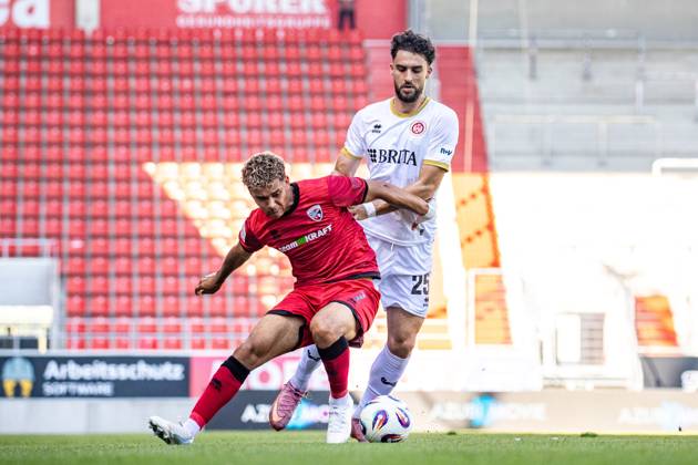 Fussball - 3. Liga - FC Ingolstadt 04 - SV Wehen Wiesbaden - 20.09.25, Yann Sturm (Ingolstadt), Nikolas Agrafiotis (SVWW) -
