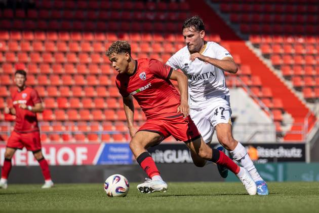 Fussball - 3. Liga - FC Ingolstadt 04 - SV Wehen Wiesbaden - 20.09.25, Yann Sturm (Ingolstadt), David Suarez (SVWW) -