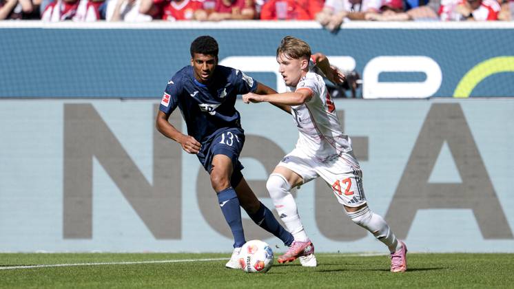 v.li.: Bernardo Fernandes da Silva Junior (Hoffenheim, 13), Lennart Karl (FC Bayern, 42), Zweikampf, Spielszene, Duell, duel, tackle, tackling, Dynamik, Action, Aktion, 20.09.2025, Sinsheim (Deutschland), Fussball, Bundesliga, TSG 1899 Hoffenheim - FC Bayern München, DFB DFL REGULATIONS PROHIBIT ANY USE OF PHOTOGRAPHS AS IMAGE SEQUENCES AND OR QUASI-VIDEO.