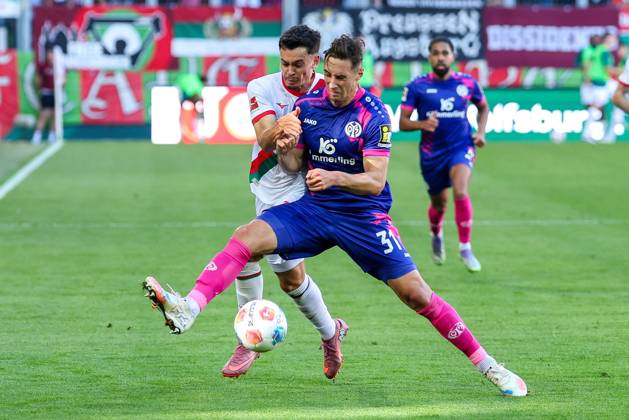 im Zweikampf, Aktion, mit Fabian Rieder 32 (FC Augsburg), Dominik Kohr 31 (1. FSV Mainz 05), FC Augsburg vs. 1. FSV Mainz 05, Fussball, 1. Bundesliga, 4. Spieltag, 20.09.2025 DFB regulations prohibit any use of photographs as image sequences and or quasi-video Augsburg Bayern Deutschland
