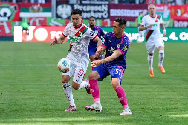 im Zweikampf, Aktion, mit Fabian Rieder 32 (FC Augsburg), Dominik Kohr 31 (1. FSV Mainz 05), FC Augsburg vs. 1. FSV Mainz 05, Fussball, 1. Bundesliga, 4. Spieltag, 20.09.2025 DFB regulations prohibit any use of photographs as image sequences and or quasi-video Augsburg Bayern Deutschland