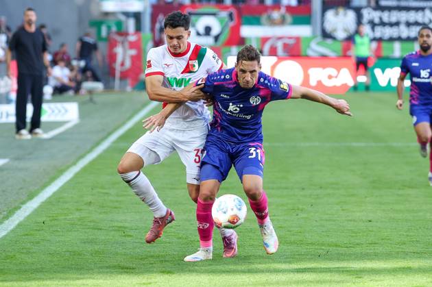 im Zweikampf, Aktion, mit Fabian Rieder 32 (FC Augsburg), Dominik Kohr 31 (1. FSV Mainz 05), FC Augsburg vs. 1. FSV Mainz 05, Fussball, 1. Bundesliga, 4. Spieltag, 20.09.2025 DFB regulations prohibit any use of photographs as image sequences and or quasi-video Augsburg Bayern Deutschland
