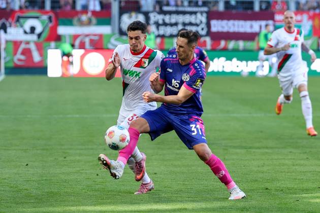 im Zweikampf, Aktion, mit Fabian Rieder 32 (FC Augsburg), Dominik Kohr 31 (1. FSV Mainz 05), FC Augsburg vs. 1. FSV Mainz 05, Fussball, 1. Bundesliga, 4. Spieltag, 20.09.2025 DFB regulations prohibit any use of photographs as image sequences and or quasi-video Augsburg Bayern Deutschland