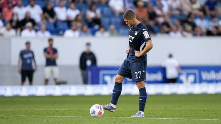 Andrej Kramaric (Hoffenheim, 27), Spieler der TSG 1899 Hoffenheim, enttäuscht über die Niederlage, Enttäuschung nach dem Schlusspfiff, Highlight, Verlierer, verloren, Frustration, disappointed, pessimistisch, 20.09.2025, Sinsheim (Deutschland), Fussball, Bundesliga, TSG 1899 Hoffenheim - FC Bayern München, DFB DFL REGULATIONS PROHIBIT ANY USE OF PHOTOGRAPHS AS IMAGE SEQUENCES AND OR QUASI-VIDEO.