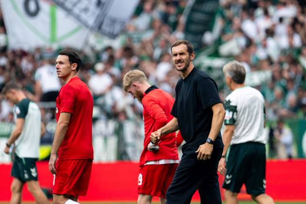 Julian Schuster (SC Freiburg, Trainer) und Team jubeln ueber den Sieg und bedanken sich bei den Fans, GER, SV Werder Bremen (SVW) vs SC Freiburg (SCF), Fussball Bundesliga, 4. Spieltag, Saison 2025 2026, 20.09.2025 DFB DFL regulations prohibit any use of photographs as image sequences and or quasi-video GER, SV Werder Bremen (SVW) vs SC Freiburg (SCF), Fussball Bundesliga, 4. Spieltag, Saison 2025 2026, 20.09.2025 Bremen Copyright: xEibner-Pressefoto Memmlerx EP_MMR