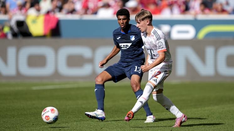 v.li.: Bernardo Fernandes da Silva Junior (Hoffenheim, 13), Lennart Karl (FC Bayern, 42), Zweikampf, Spielszene, Duell, duel, tackle, tackling, Dynamik, Action, Aktion, 20.09.2025, Sinsheim (Deutschland), Fussball, Bundesliga, TSG 1899 Hoffenheim - FC Bayern München, DFB DFL REGULATIONS PROHIBIT ANY USE OF PHOTOGRAPHS AS IMAGE SEQUENCES AND OR QUASI-VIDEO.