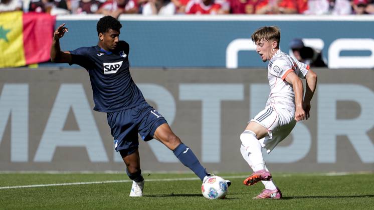 v.li.: Bernardo Fernandes da Silva Junior (Hoffenheim, 13), Lennart Karl (FC Bayern, 42), Zweikampf, Spielszene, Duell, duel, tackle, tackling, Dynamik, Action, Aktion, 20.09.2025, Sinsheim (Deutschland), Fussball, Bundesliga, TSG 1899 Hoffenheim - FC Bayern München, DFB DFL REGULATIONS PROHIBIT ANY USE OF PHOTOGRAPHS AS IMAGE SEQUENCES AND OR QUASI-VIDEO.