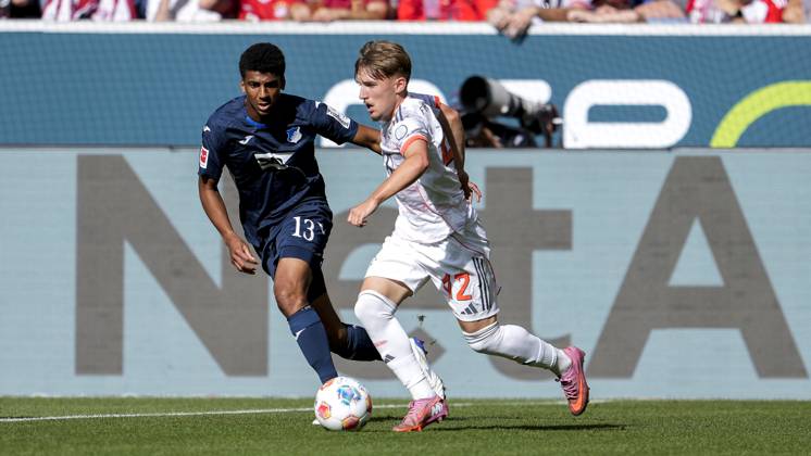v.li.: Bernardo Fernandes da Silva Junior (Hoffenheim, 13), Lennart Karl (FC Bayern, 42), Zweikampf, Spielszene, Duell, duel, tackle, tackling, Dynamik, Action, Aktion, 20.09.2025, Sinsheim (Deutschland), Fussball, Bundesliga, TSG 1899 Hoffenheim - FC Bayern München, DFB DFL REGULATIONS PROHIBIT ANY USE OF PHOTOGRAPHS AS IMAGE SEQUENCES AND OR QUASI-VIDEO.
