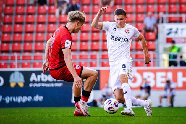 Fussball - 3. Liga - FC Ingolstadt 04 - SV Wehen Wiesbaden - 20.09.25, Max Plath (Ingolstadt), Niklas May (SVWW) -