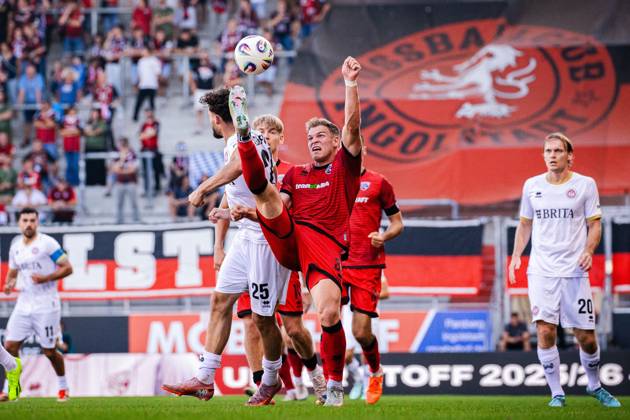 Fussball - 3. Liga - FC Ingolstadt 04 - SV Wehen Wiesbaden - 20.09.25, Nikolas Agrafiotis (SVWW), Simon Lorenz (Ingolstadt), -