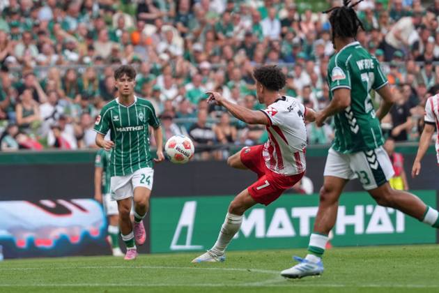 Derry Scherhant (SC Freiburg, 07) am Ball , Deutschland, Fussball, 1. Bundesliga, 4.Spieltag, 2025 2026, SV Werder Bremen vs. SC Freiburg, 20.09.2025, Weserstadion, Bremen, Deutschland DFL REGULATIONS PROHIBIT ANY USE OF PHOTOGRAPHS AS IMAGE SEQUENCES AND OR QUASI-VIDEO. Bremen Weserstadion Bremen Deutschland Copyright: xArnexAmbergx