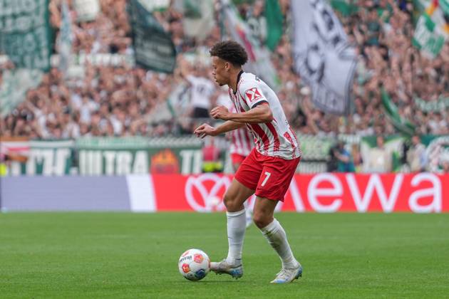 Derry Scherhant (SC Freiburg, 07) am Ball , Deutschland, Fussball, 1. Bundesliga, 4.Spieltag, 2025 2026, SV Werder Bremen vs. SC Freiburg, 20.09.2025, Weserstadion, Bremen, Deutschland DFL REGULATIONS PROHIBIT ANY USE OF PHOTOGRAPHS AS IMAGE SEQUENCES AND OR QUASI-VIDEO. Bremen Weserstadion Bremen Deutschland Copyright: xArnexAmbergx