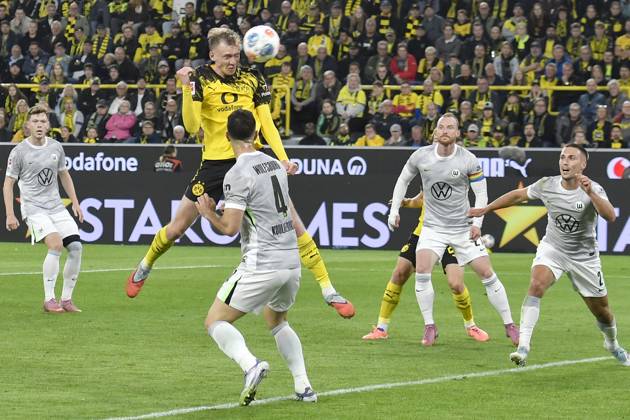 Strafraumszene Torchance von Maximilian Beier (Dortmund 14) 21.09.2025 Fussball Borussia Dortmund vs VfL Wolfsburg, Signal Iduna Park, Dortmund, DFB DFL REGULATIONS PROHIBIT ANY USE OF PHOTOGRAPHS AS IMAGE SEQUENCES AND OR QUASI-VIDEO