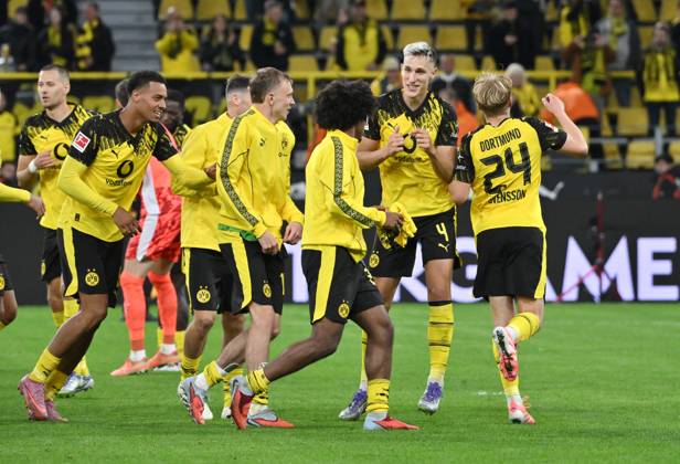 Jubel Daniel Svensson (Borussia Dortmund), Nico Schlotterbeck (Borussia Dortmund), Karim Adeyemi (Borussia Dortmund), Maximilian Beier (Borussia Dortmund), Felix Nmecha (Borussia Dortmund), v.re. 21.09.2025, Fussball 1. Bundesliga, Saison 2025 2026, 4. Spieltag, Borussia Dortmund - VfL Wolfsburg 1:0 DFL regulations prohibit any use of photographs as image sequences and or quasi-video Dortmund Signal Iduna Park Nordrhein Westfalen Deutschland