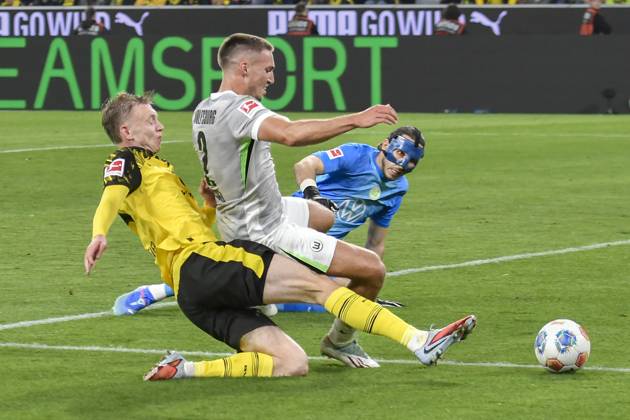 v. li. im Kampf um den Ball Maximilian Beier (Dortmund 14) Kilian Fischer (Wolfsburg 2) Kamil Grabara (Wolfsburg 1) 21.09.2025 Fussball Borussia Dortmund vs VfL Wolfsburg, Signal Iduna Park, Dortmund, DFB DFL REGULATIONS PROHIBIT ANY USE OF PHOTOGRAPHS AS IMAGE SEQUENCES AND OR QUASI-VIDEO
