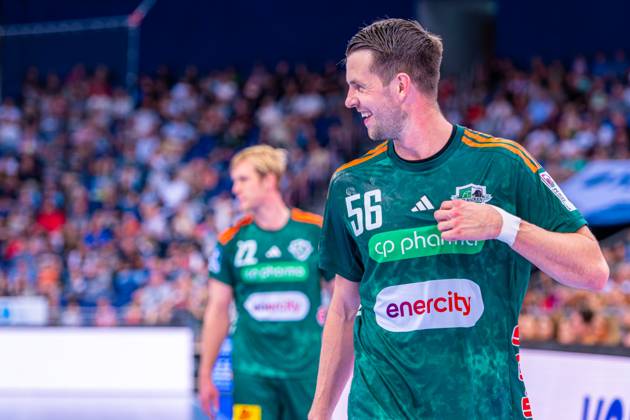 Hannes Feise (TSV Hannover-Burgdorf, Nr. 56) (v.l.), TSV Hannover-Burgdorf (grün) gegen Rhein-Neckar Löwen (gelb) am 5. Spieltag der Saison 2025 2026 in der DAIKIN Handball-Bundesliga (21.09.2025, ZAG Arena (Hannover, GER), Copyright: xJanxGuentherx xTSVxHannover-Burgdorfx