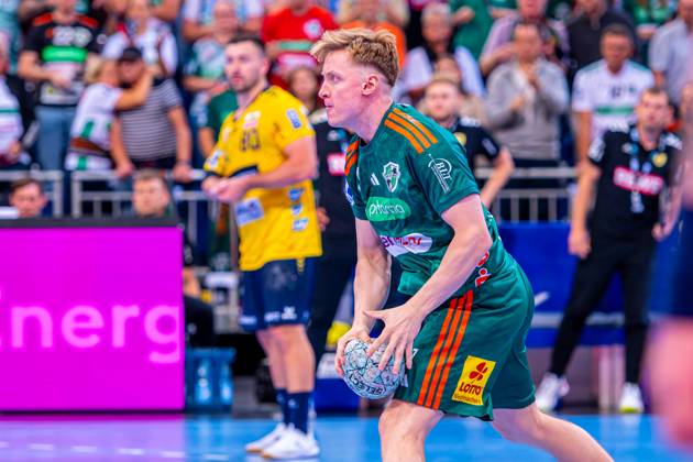 August Pedersen (TSV Hannover-Burgdorf, Nr. 17) (v.l.), TSV Hannover-Burgdorf (grün) gegen Rhein-Neckar Löwen (gelb) am 5. Spieltag der Saison 2025 2026 in der DAIKIN Handball-Bundesliga (21.09.2025, ZAG Arena (Hannover, GER), Copyright: xJanxGuentherx xTSVxHannover-Burgdorfx