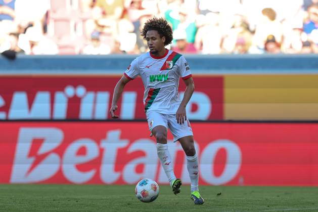 Han-Noah Massengo (FC Augsburg, 04) mit Ball, GER, FC Augsburg vs. 1. FSV Mainz 05, Fussball, Bundesliga, 4. Spieltag, Saison 2025 2026, 20.09.2025, DFL DFB REGULATIONS PROHIBIT ANY USE OF PHOTOGRAPHS as IMAGE SEQUENCES and or QUASI-VIDEO, GER, FC Augsburg vs. 1. FSV Mainz 05, Fussball, Bundesliga, 4. Spieltag, Saison 2025 2026, 20.09.2025 Augsburg Copyright: xEibner-Pressefoto JennixMaulx EP_JML