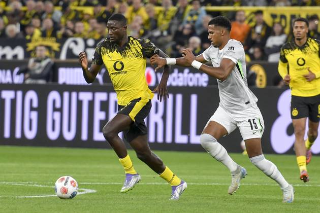 v. li. im Zweikampf Serhou Guirassy (Dortmund 9) Moritz Jenz (Wolfsburg 15) 21.09.2025 Fussball Borussia Dortmund vs VfL Wolfsburg, Signal Iduna Park, Dortmund, DFB DFL REGULATIONS PROHIBIT ANY USE OF PHOTOGRAPHS AS IMAGE SEQUENCES AND OR QUASI-VIDEO