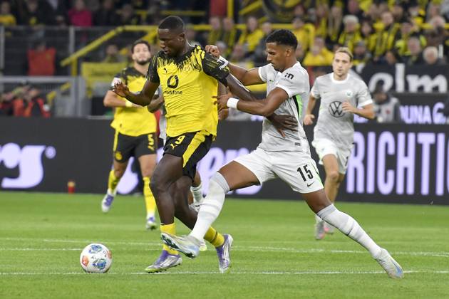 v. li. im Zweikampf Serhou Guirassy (Dortmund 9) Moritz Jenz (Wolfsburg 15) 21.09.2025 Fussball Borussia Dortmund vs VfL Wolfsburg, Signal Iduna Park, Dortmund, DFB DFL REGULATIONS PROHIBIT ANY USE OF PHOTOGRAPHS AS IMAGE SEQUENCES AND OR QUASI-VIDEO