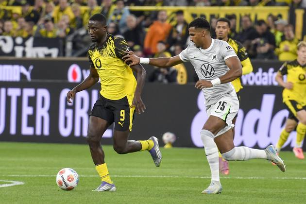 v. li. im Zweikampf Serhou Guirassy (Dortmund 9) Moritz Jenz (Wolfsburg 15) 21.09.2025 Fussball Borussia Dortmund vs VfL Wolfsburg, Signal Iduna Park, Dortmund, DFB DFL REGULATIONS PROHIBIT ANY USE OF PHOTOGRAPHS AS IMAGE SEQUENCES AND OR QUASI-VIDEO