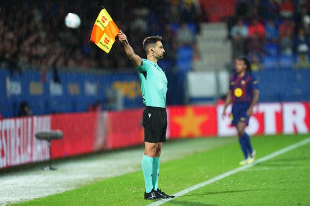 ESP: FC Barcelona, Barca - Getafe CF. La Liga EA Sports. Date 5 Linesman during the La Liga EA Sports match between FC Barcelona - Getafe CF played at Johan Cruyff Stadium on September 21, 2025 in Barcelona. kpng Copyright: xBaguxBlancox xPRESSINx PS_00295