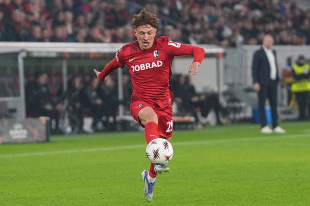 Philipp Treu (SC Freiburg, 29) am Ball , Deutschland, Fussball, UEFA Europa League, 1.Spieltag, Ligaphase, 2025 2026, SC Freiburg vs. FC Basel, 24.09.2025, Europa-Park Stadion, Freiburg, Deutschland Freiburg Europa-Park Stadion Baden-Württemberg Deutschland Copyright: xArnexAmbergx
