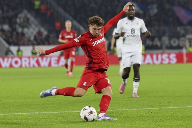 Philipp Treu (SC Freiburg, 29) am Ball , Deutschland, Fussball, UEFA Europa League, 1. Spieltag, 2025 2026, SC Freiburg vs. FC Basel, 24.09.2025, Stadion am Wolfswinkel, Freiburg im Breisgau, Deutschland Freiburg im Breisgau Stadion am Wolfswinkel Baden-Württemberg Deutschland Copyright: xGrantxHubbsx