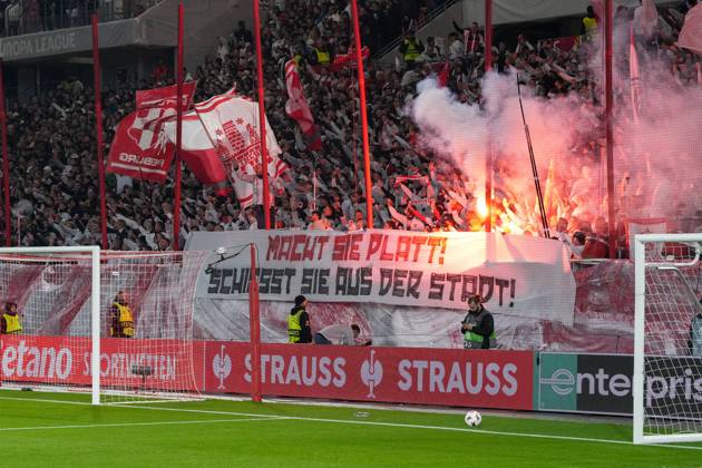 Spruchband der Fans und Ultras auf der Tribüne, Banner, Pyrotechnik, Bengalo, Feuer, Rauch, Pyro , Deutschland, Fussball, UEFA Europa League, 1.Spieltag, Ligaphase, 2025 2026, SC Freiburg vs. FC Basel, 24.09.2025, Europa-Park Stadion, Freiburg, Deutschland Freiburg Europa-Park Stadion Baden-Württemberg Deutschland Copyright: xArnexAmbergx