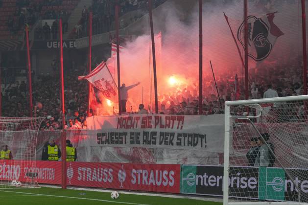 Spruchband der Fans und Ultras auf der Tribüne, Banner, Pyrotechnik, Bengalo, Feuer, Rauch, Pyro , Deutschland, Fussball, UEFA Europa League, 1.Spieltag, Ligaphase, 2025 2026, SC Freiburg vs. FC Basel, 24.09.2025, Europa-Park Stadion, Freiburg, Deutschland Freiburg Europa-Park Stadion Baden-Württemberg Deutschland Copyright: xArnexAmbergx