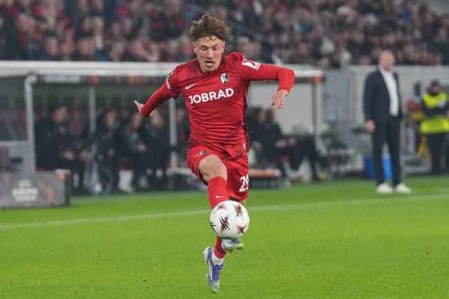 Philipp Treu (SC Freiburg, 29) am Ball , Deutschland, Fussball, UEFA Europa League, 1.Spieltag, Ligaphase, 2025 2026, SC Freiburg vs. FC Basel, 24.09.2025, Europa-Park Stadion, Freiburg, Deutschland Freiburg Europa-Park Stadion Baden-Württemberg Deutschland Copyright: xArnexAmbergx