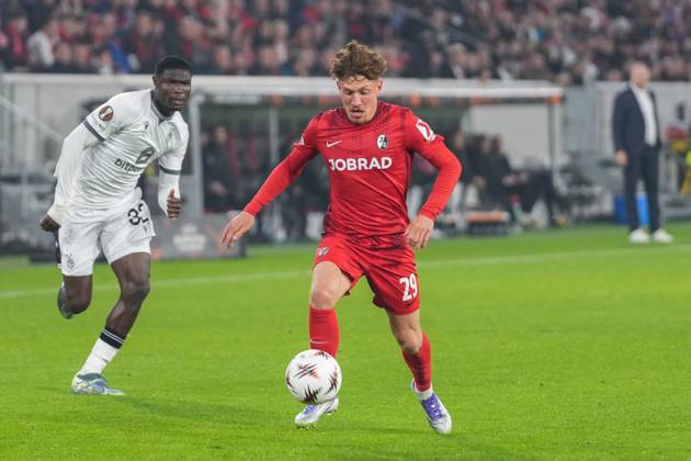 Philipp Treu (SC Freiburg, 29) am Ball , Deutschland, Fussball, UEFA Europa League, 1.Spieltag, Ligaphase, 2025 2026, SC Freiburg vs. FC Basel, 24.09.2025, Europa-Park Stadion, Freiburg, Deutschland Freiburg Europa-Park Stadion Baden-Württemberg Deutschland Copyright: xArnexAmbergx
