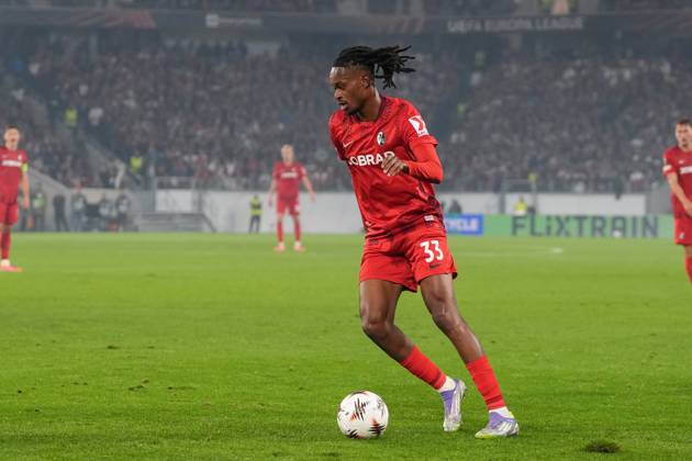 Jordy Makengo (SC Freiburg, 33) am Ball , Deutschland, Fussball, UEFA Europa League, 1.Spieltag, Ligaphase, 2025 2026, SC Freiburg vs. FC Basel, 24.09.2025, Europa-Park Stadion, Freiburg, Deutschland Freiburg Europa-Park Stadion Baden-Württemberg Deutschland Copyright: xArnexAmbergx