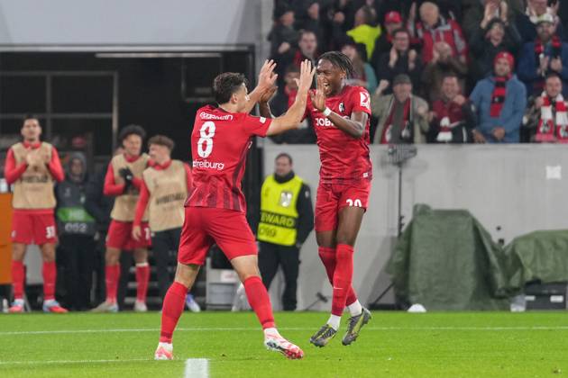 Maximilian Eggestein (SC Freiburg, 08) Torjubel, Emotionen, Torschuss, Abschluss, Torerfolg, Tor, Treffer, Junior Adamu (SC Freiburg, 20) , Deutschland, Fussball, UEFA Europa League, 1.Spieltag, Ligaphase, 2025 2026, SC Freiburg vs. FC Basel, 24.09.2025, Europa-Park Stadion, Freiburg, Deutschland Freiburg Europa-Park Stadion Baden-Württemberg Deutschland Copyright: xArnexAmbergx