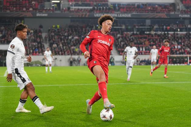 Derry Scherhant (SC Freiburg, 07) am Ball , Deutschland, Fussball, UEFA Europa League, 1.Spieltag, Ligaphase, 2025 2026, SC Freiburg vs. FC Basel, 24.09.2025, Europa-Park Stadion, Freiburg, Deutschland Freiburg Europa-Park Stadion Baden-Württemberg Deutschland Copyright: xArnexAmbergx