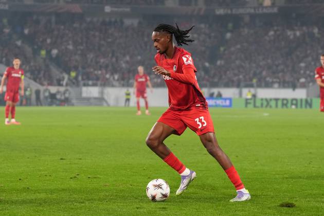 Jordy Makengo (SC Freiburg, 33) am Ball , Deutschland, Fussball, UEFA Europa League, 1.Spieltag, Ligaphase, 2025 2026, SC Freiburg vs. FC Basel, 24.09.2025, Europa-Park Stadion, Freiburg, Deutschland Freiburg Europa-Park Stadion Baden-Württemberg Deutschland Copyright: xArnexAmbergx