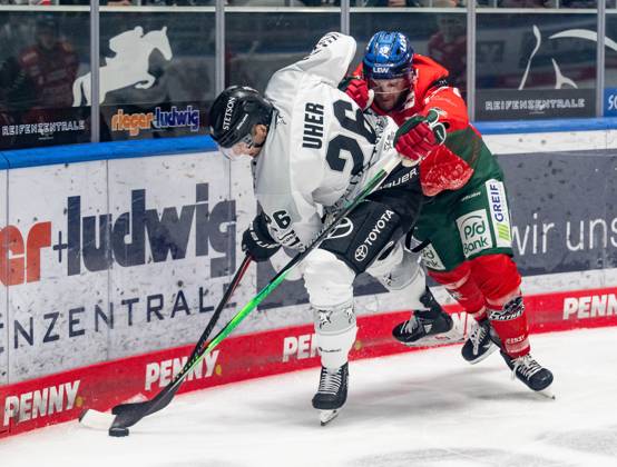 Kampf um den Puck Zweikampf zwischen Dominik Uher (Koelner Haie, 26) und Maximilian Renner (Augsburger Panther, 58) GER, Augsburger Panther vs. Koelner Haie, Eishockey, DEL, 5. Spieltag, Saison 2025 2026, 26.09.2025. GER, Augsburger Panther vs. Koelner Haie, Eishockey, DEL, 5. Spieltag, Saison 2025 2026, 26.09.2025. Augsburg Copyright: xEibner-Pressefoto FranzxFeinerx EP_HFR