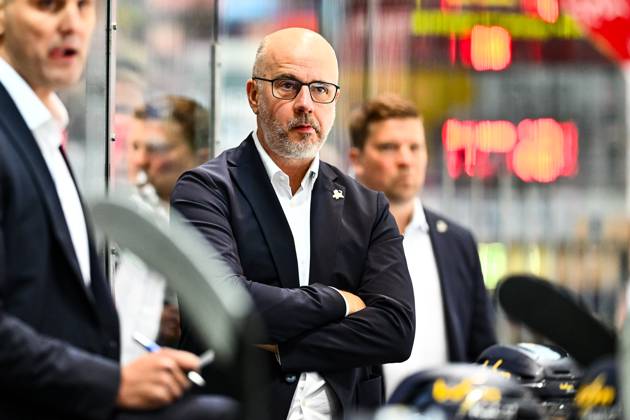 Stefan Nyman (Cheftrainer, Headcoach, Iserlohn Roosters) ratlos, enttäuscht, GER, Iserlohn Roosters vs. Fischtown Pinguins Bremerhaven, Eishockey, Penny-DEL, 5. Spieltag, Spielzeit 2025 2026, 26.09.2025, GER, Iserlohn Roosters vs. Fischtown Pinguins Bremerhaven, Eishockey, Penny-DEL, 5. Spieltag, Spielzeit 2025 2026, 26.09.2025 Iserlohn Copyright: xJonasxBrockmann Eibner-Pressefotx EP_JBN