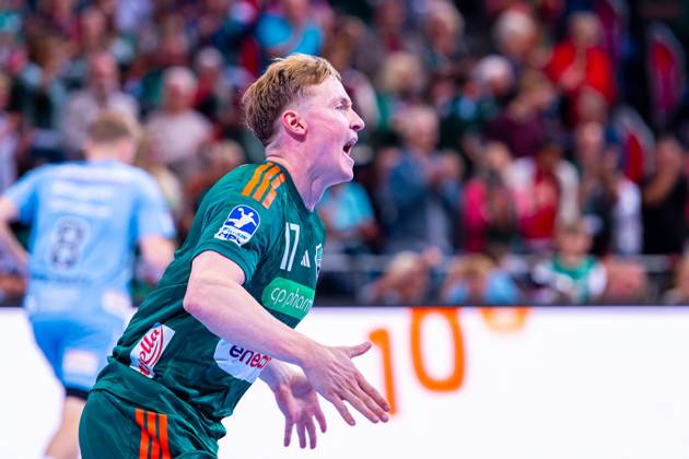 August Pedersen (TSV Hannover-Burgdorf, Nr. 17) (v.l.), TSV Hannover-Burgdorf (grün) gegen HC Erlangen (hellblau) am 6. Spieltag der Saison 2025 2026 in der DAIKIN Handball-Bundesliga (26.09.2025, ZAG Arena (Hannover, GER), Copyright: xJanxGuentherx xTSVxHannover-Burgdorfx