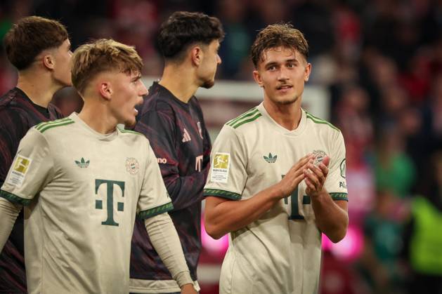 Lennart Karl 42 (FC Bayern Muenchen) und Tom Bischof 20 (FC Bayern Muenchen) bei den Fans, Schlussjubel, FC Bayern Muenchen vs. SV Werder Bremen, DFL, Bundesliga, Saison 2025 2026, Allianz Arena, Hinrunde, 5. Spieltag, 26.09.2025 DFB regulations prohibit any use of photographs as image sequences and or quasi-video Muenchen Bayern Deutschland