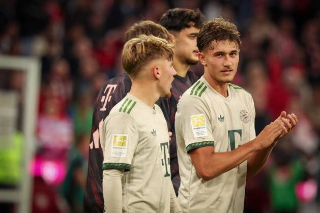 Lennart Karl 42 (FC Bayern Muenchen) und Tom Bischof 20 (FC Bayern Muenchen) bei den Fans, Schlussjubel, FC Bayern Muenchen vs. SV Werder Bremen, DFL, Bundesliga, Saison 2025 2026, Allianz Arena, Hinrunde, 5. Spieltag, 26.09.2025 DFB regulations prohibit any use of photographs as image sequences and or quasi-video Muenchen Bayern Deutschland