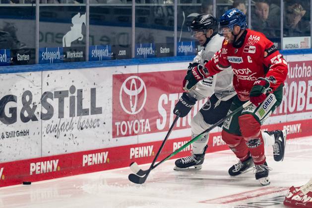Kampf um den Puck Zweikampf zwischen Dominik Uher (Koelner Haie, 26) und Maximilian Renner (Augsburger Panther, 58) GER, Augsburger Panther vs. Koelner Haie, Eishockey, DEL, 5. Spieltag, Saison 2025 2026, 26.09.2025. GER, Augsburger Panther vs. Koelner Haie, Eishockey, DEL, 5. Spieltag, Saison 2025 2026, 26.09.2025. Augsburg Copyright: xEibner-Pressefoto FranzxFeinerx EP_HFR